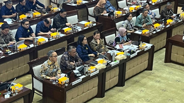 Menteri Keuangan Sri Mulyani bersama ketua Dewan Komisioner OJK Mahendra Siregar, Gubernur BI Perry Warjiyo, dan Kepala Bappenas Suharso Monoarfa saat Rapat  dengan Komisi XI DPR di kompleks Parlemen, Senayan, Rabu (28/8/2024). Foto: Ghinaa Rahmatika/kumparan
