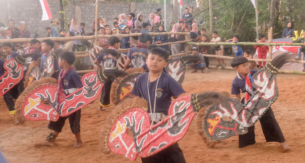 Anak-anak dari Dusun Tulungrejo, Desa Tamansatriyan sedang melakukan budaya Jaranan pada Festival Lentera Sosial Budaya. Sumber: dokumen pribadi.
