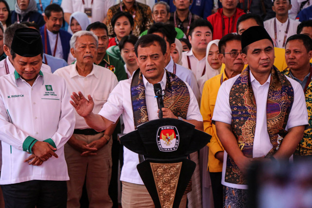 Pasangan bacagub Ahmad Luthfi dan bacawagub Taj Yasin Maimoen memberikan keterangan pers usai melakukan pendaftaran Pilgub Jateng 2024 di Kantor KPU Provinsi Jawa Tengah, Semarang, Rabu (28/8/2024). Foto: Makna Zaezar/ANTARA FOTO