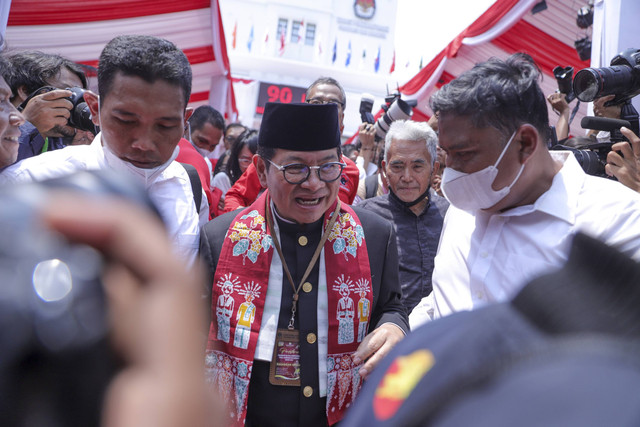 Bacagub dan Bacawagub Jakarta Pramono Anung berjalan keluar usai melakukan pendaftaran di Gedung KPU Daerah Jakarta, Rabu (28/8/2024). Foto: Syawal Febrian Darisman/kumparan