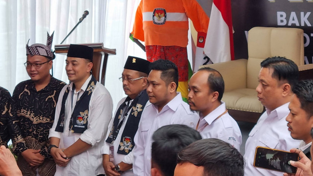 Pasangan bakal calon wali kota dan bakal calon wakil wali kota Surabaya, Eri Cahyadi dan Armuji mendaftar ke KPU Surabaya, Rabu (28/8/2024). Foto: Dok. Istimiewa