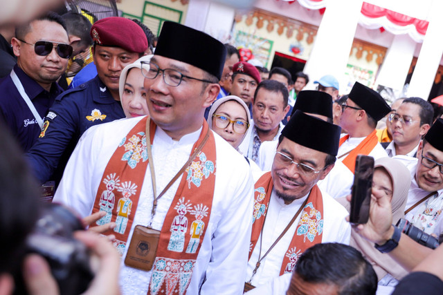 Pasangan Bakal Calon Gubernur dan Bakal Calon Wakil Gubernur Ridwan Kamil bersama Suswono menyapa para pendukungnya saat berjalan keluar usai melakukan pendaftaran Pilgub Jakarta di KPU Provinsi Jakarta, Salemba, Jakarta Pusat Rabu (28/8/2024).  Foto: Syawal Febrian Darisman/kumparan