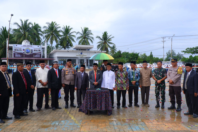 Pj Bupati Mempawah menghadiri milad 4 windu Ponpes Darussalam Sengkubang. Foto: M. Zain/Hi!Pontianak