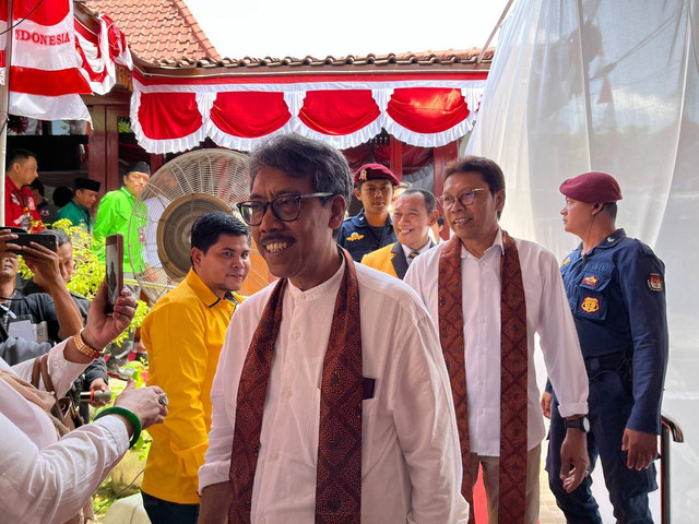 Muhammad Afnan Hadikusumo dan Singgih Raharjo saat mendaftar ke KPU Kota Yogyakarta, Rabu (28/8/2024). Foto: M Wulan/Tugu Jogja