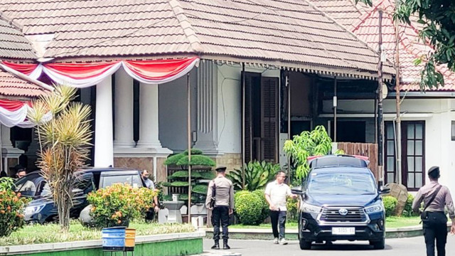 Sejumlah penyidik KPK bersiap naik ke mobil usai melakukan penggeledahan Pendopo Kabupaten Situbondo, Jawa Timur. Rabu (28/8/2024) Foto: Novi Husdinariyanto/Antara