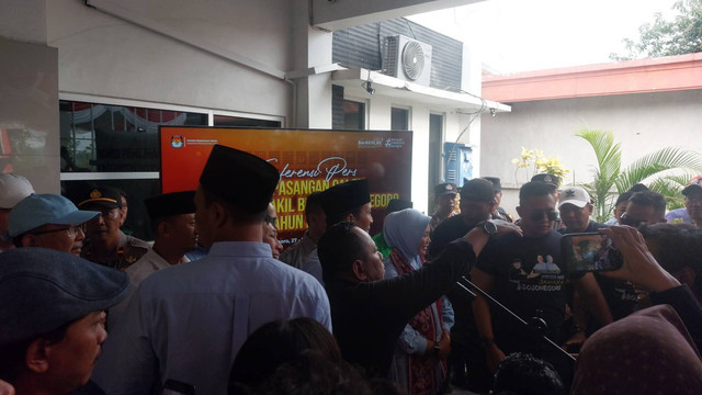 Bapaslon Setyo Wahono-Nurul Azizah saat menggelar konferensi pers di KPU Bojonegoro. Rabu (28/08/2024) (Aset: Imam Nurcahyo/BeritaBojonegoro)