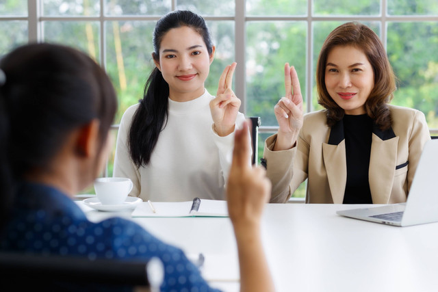 Ilustrasi perempuan penyandang disabilitas Tuli. Foto: Shutterstock