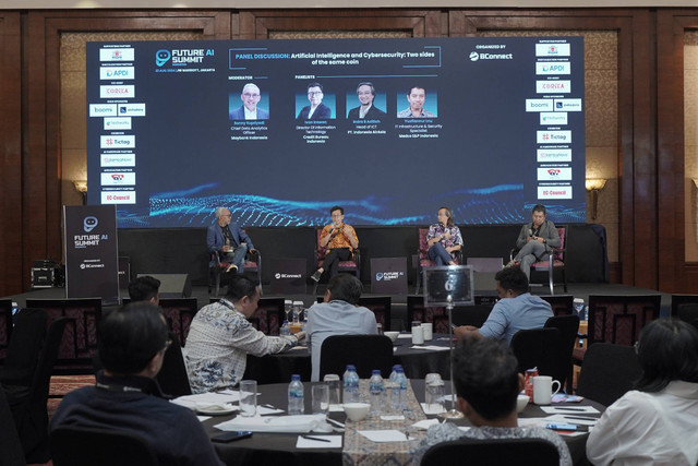 Diskusi panel bertema "Artificial Intelligence and Cybersecurity: Two Sides of the Same Coin" pada acara Future AI Summit & Awards 2024 yang digelar di JW Marriott Hotel Jakarta pada 22 Agustus.  Foto: Dok: Istimewa 