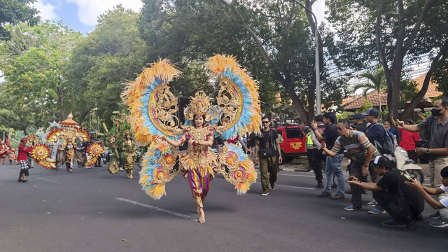 Karnaval Budaya Arak Koster-Giri Daftar Pilgub Bali 2024 ke KPU, Kamis (29/8/2024). Foto: Denita BR Matondang/kumparan
