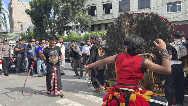 Suasana KPU Medan jelang pendaftaran keponakan Ketum Nasdem Surya Paloh, Rico Waas-Zakiyuddin, Kamis (29/8/2024). Foto: Tri Vosa/kumparan