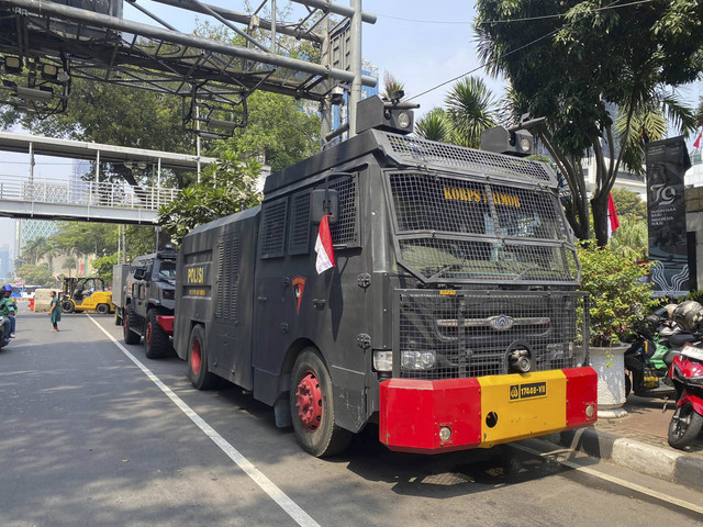 Persiapan pengamanan sudah stand by di Jalan Merdeka Barat dekat Patung Kuda, Gambir, Jakarta Pusat pada Kamis (29/8/2024). Foto: Abid Raihan/kumparan