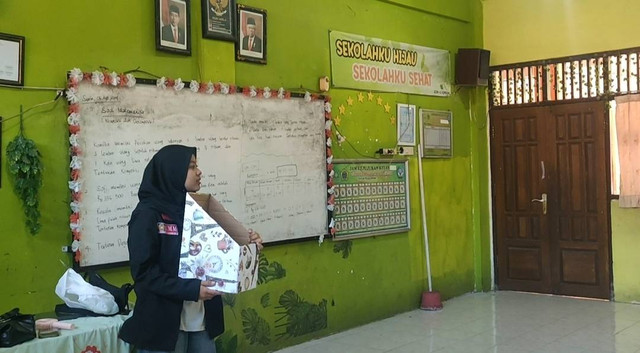 (Dokumentasi Pribadi Kelompok 4 Gelombang 8 PMM UMM) Sosialiasi Pemanfaatan Kardus Bekas menjadi rak buku