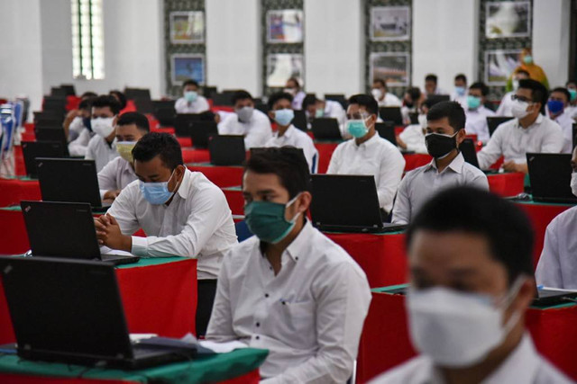 Sejumlah peserta mengikuti tes Seleksi Kompetensi Dasar Calon Pegawai Negeri Sipil (SKD CPNS) tahun 2021 di Gedung Balai Prajurit Makodam I/BB,  Medan, Sumatera Utara, Rabu (15/9).  Foto: Fransisco Carolio/ANTARA FOTO