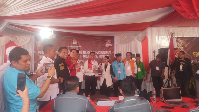 Pasangan Ridha Dharmajaya-Abdul Rani serahkan berkas pendaftaran Pilwalkot Medan ke KPU. Dok Vosa/kumparan