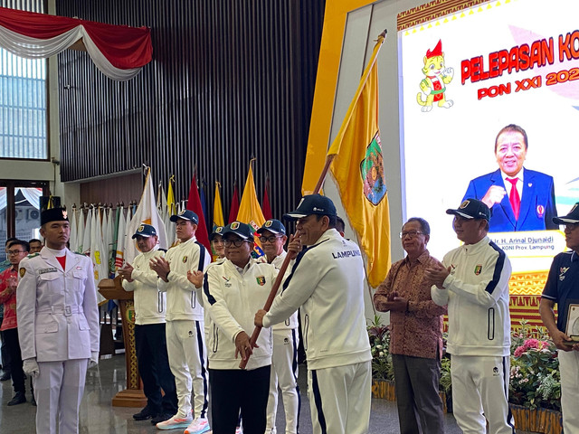 Penyerahan bendera kontigen Lampung  dari PJ Gubernur Lampung, Samsudin kepada Ketua Kontigen Lampung Brigjen TNI Rikas Hidayatullah. | Foto: Sinta Yuliana/Lampung Geh