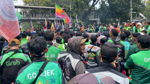 Suasana demo ojol-kurir di Jalan Medan Merdeka Barat, Jakarta Pusat pada Kamis (29/8). Foto: Abid Raihan/kumparan