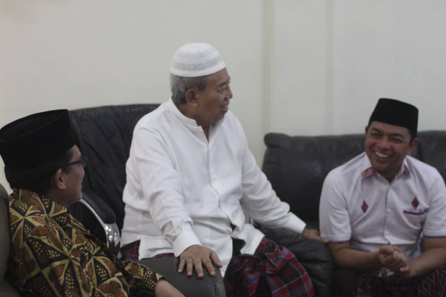 KH Zahrul Azhar Asumta alias Gus Hans (kanan, peci hitam). Foto: Dok: Istimewa 