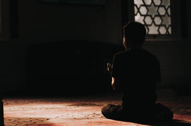 Ilustrasi Sholawat Jibril Penarik Rezeki Paling Kuat dari Segala Arah. Sumber: Unsplash/Afiq Fatah