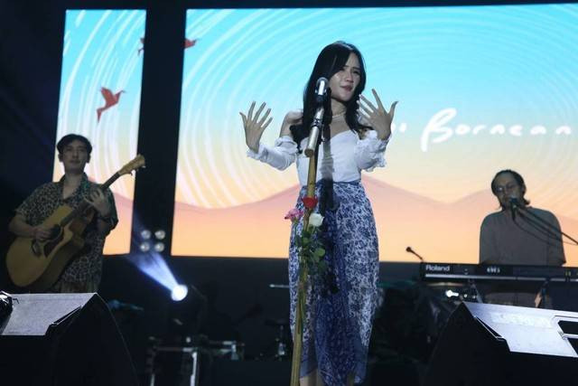 Grup musik Soegi Bornean Fanny Soegiarto (tengah) dan Aditya Ilyas (kiri) tampil dalam konser musik Jateng Fair 2023 di Pusat Rekeasi dan Promosi Pembangunan (PRPP), Semarang, Jawa Tengah, Rabu (12/7/2023). Foto: Makna Zaezar/ANTARA FOTO
