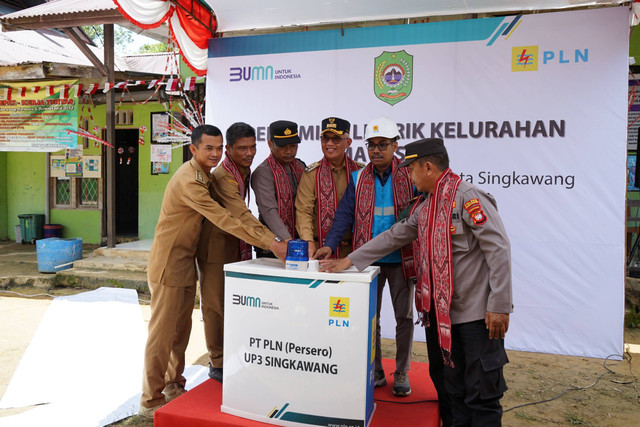 Simbolis penyalaan dengan membunyikan sirene yang dilakukan oleh Forkopimda Kota Singkawang. Foto: Dok. PLN Kalbar