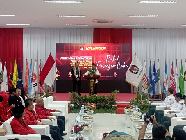 Bayu Syahjohan dan Musyafaur Rahman yang diusung PDIP mendaftar sebagai calon Bupati-Wakil Bupati Bogor ke KPU, Kamis (29/8/2024). Foto: Dok. kumparan