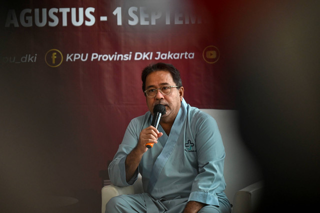 Bakal calon Wakil Gubernur DKI Jakarta Rano Karno memberikan keterangan pers sebelum menjalani pemeriksaan kesehatan di RSUD Tarakan, Jakarta, Jumat (30/8/2024). Foto: Muhammad Ramdan/ANTARA FOTO