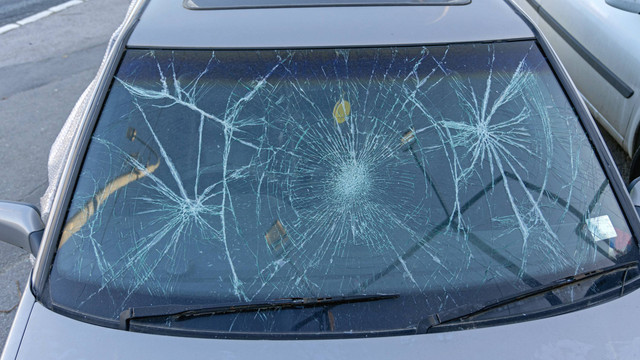 Ilustrasi kaca mobil pecah. Foto: Shutterstock