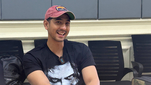 Arya Saloka menjawab pertanyaan wartawan saat berkunjung ke Kumparan di Pasar Minggu, Jakarta, Jumat (30/8/2024). Foto: Caroline Pramantie/kumparan