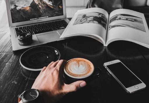 Tempat Nongkrong di Citarum. Foto hanyalah ilustrasi bukan tempat sebenarnya. Sumber: Unsplash/Stefen Tan