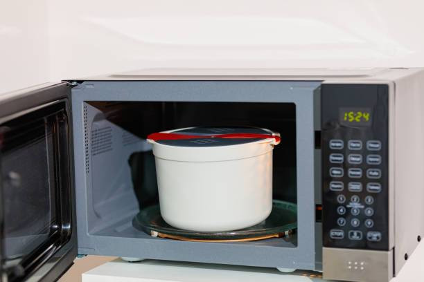 Illustrasi pencairan makanan menggunakan teknologi mikrowave (Sumber: https://www.istockphoto.com/)