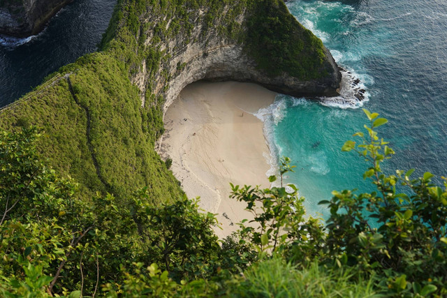 Ilustrasi Outfit Pria di Bali. Sumber: Unsplash/Alexander Nrjwolf