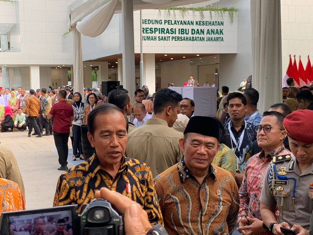 Keterangan pers Presiden Jokowi usai meresmikan Gedung Respirasi Kesehatan Ibu dan Anak Rumah Sakit Persahabatan, Jakarta, Jumat (30/8/2024). Foto: Luthfi Humam/kumparan