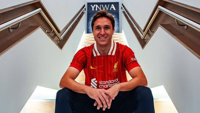 Federico chiesa saat diperkenalkan sebagai pemain baru oleh liverpool Foto: Instagram/ @liverpoolfc