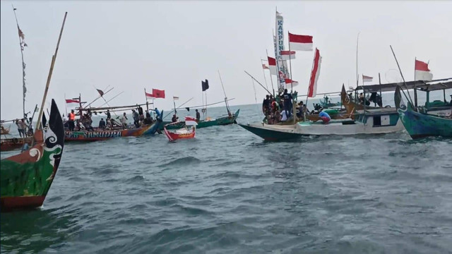 Kegiatan Larungan sedekah laut masyarakat Desa Jambu (Sumber: Dokumentasi Tim PPK Ormawa SEACREST FPIK UNDIP)