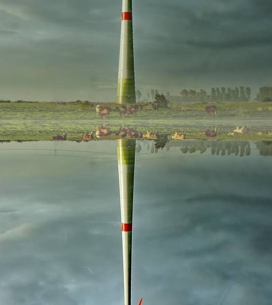 Ilustrasi: Bayangan menara dalam air yang melambangkan kekuasaan. (Foto:Fixabay.com)
