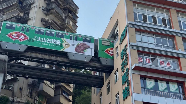 Kereta melaju menembus gedung untuk ke Stasiun Liziba di Chongqing, China. Foto: Tiara Hasna/kumparan