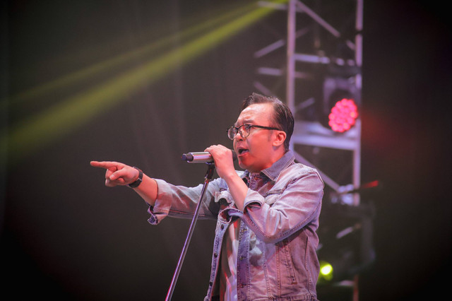 Penyanyi Ari Lasso menghibur penonton konser musik SKYAVENUE 2024 yang digelar di Istora Senayan, Kompleks Gelora Bung Karno, Jakarta, Sabtu (31/8/2024). Foto: Jamal Ramadhan/kumparan