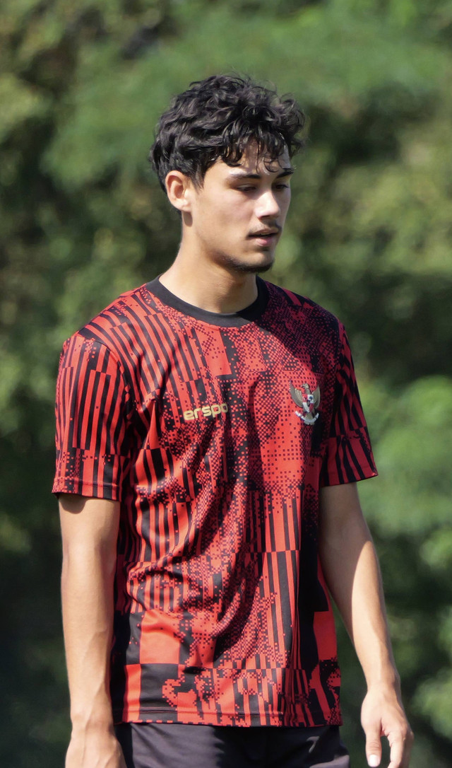 Pemain Belanda yang memiliki garis keturunan Indonesia, Sacha Deighton saat berlatih. Foto: Dok: Istimewa 