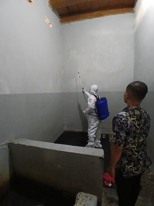 Penyemprotan Cairan Disinfektan Kamar Hunian (dok. Humas Rutan Pekalongan/Hanief)