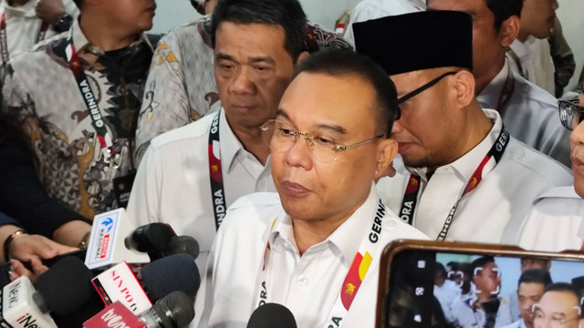 Ketua Harian Gerindra, Sufmi Dasco Ahmad, menjawab pertanyaan wartawan di Indonesia Arena, Jakarta, Sabtu (31/8). Foto: Jonathan Devin/kumparan