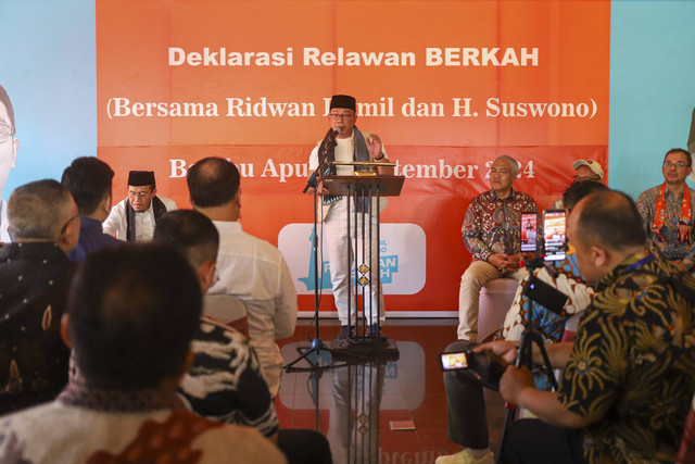 Calon Gubernur Jakarta Ridwan Kamil memberikan sambuta saat menghadiri peresmian relawan 'Berkah' di kawasan Bambu Apus, Jakarta, Minggu (1/9/2024). Foto: Iqbal Firdaus/kumparan