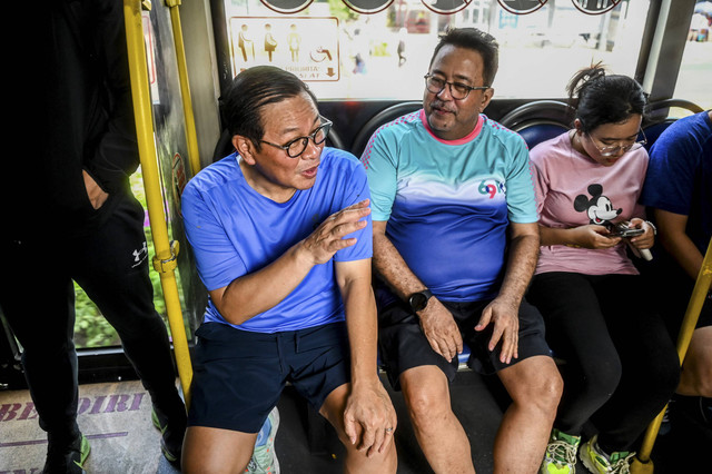 Pasangan Bakal calon Gubernur DKI Jakarta Pramono Anung dan bakal calon Wakil Gubernur DKI Jakarta Rano Karno menaiki Transjakarta usai berolahraga saat Hari Bebas Kendaraan Bermotor (HBKB) di Halte Bundaran HI, Jakarta, Minggu (1/9/2024). Foto: Rivan Awal Lingga/ANTARA FOTO