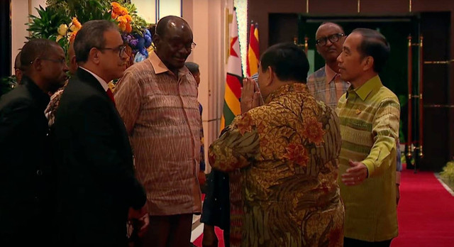 Presiden terpilih Prabowo Subianto mendampingi Presiden Joko Widodo menghadiri Gala Dinner Indonesia-Africa Forum (IAF) ke-2 di Nusa Dua, Bali, Minggu (1/9/2024). Foto: Dok: Istimewa