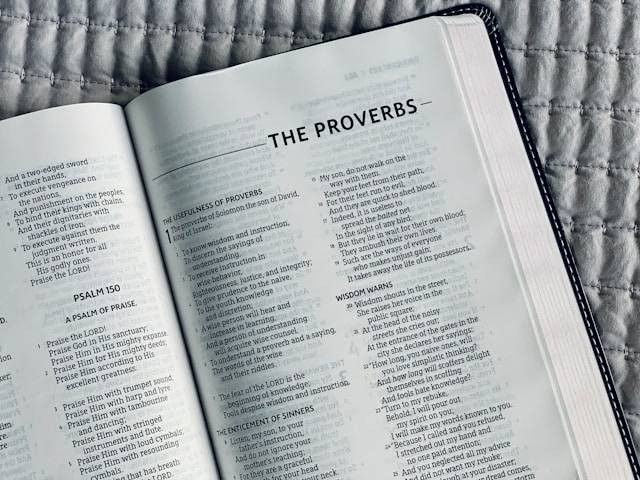 Ilustrasi Amsal 9 ayat 11. Sumber: Unsplash/Tim Wildsmith