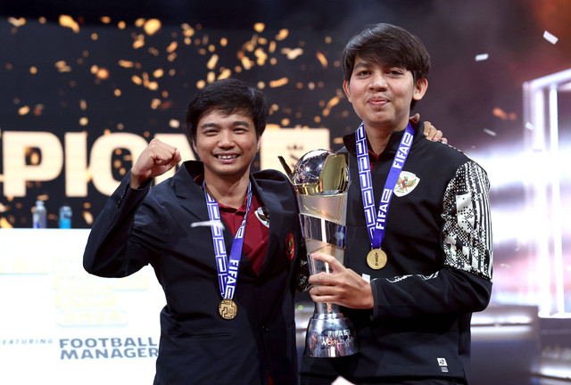 Ichsan Taufiq (kiri) dan Manar Hidayat bawa Indonesia jadi juara Piala Dunia Football Manager 2024. Foto: X/@FIFAe