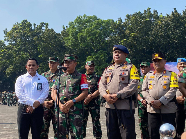 Dankorbrimob Polri Komjen Imam Widodo selaku Kepala Operasi (Kaops) Satgas Operasi Tribrata Jaya 2024 dan Pangkogabwilhan I Laksdya TNI Agus Hariadi selaku Panglima Komando Gabungan Pengamanan Terpadu (Pangkogabpadpam) di Lapangan B3, Mabes TNI. Foto: Abid Raihan/kumparan