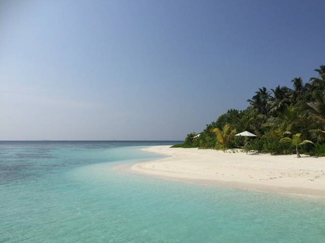 Pantai Cirewang. Foto hanya ilustrasi, bukan tempat sebenarnya. Sumber: Unsplash/Love Maldives