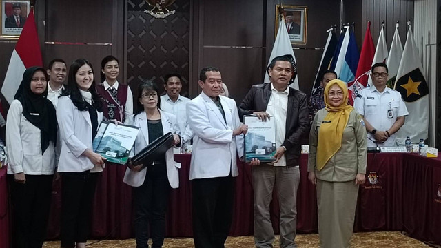 Tim pemeriksa RSUD Tarakan menyerahkan hasil medical check up bakal pasangan calon gubernur dan wakil gubernur Jakarta 2024 ke KPUD DKI Jakarta di Kantor KPUD DKI Jakarta, Jakarta Selatan, Senin (2/9/2024). Foto: Zamachsyari/kumparan