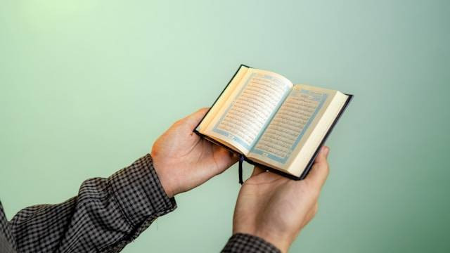Arti Wakafa Billahi Syahida. Foto hanya ilustrasi. Sumber foto: Unsplash/Bimbingan Islam