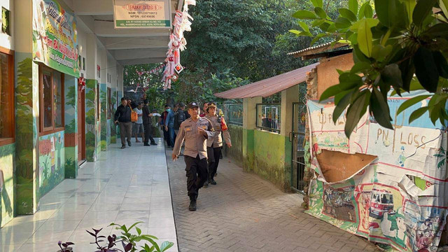 Polisi berada di lokasi pembunuhan kakak-adik, Kediri, Selasa (3/9/2024). Foto: Dok: Istimewa